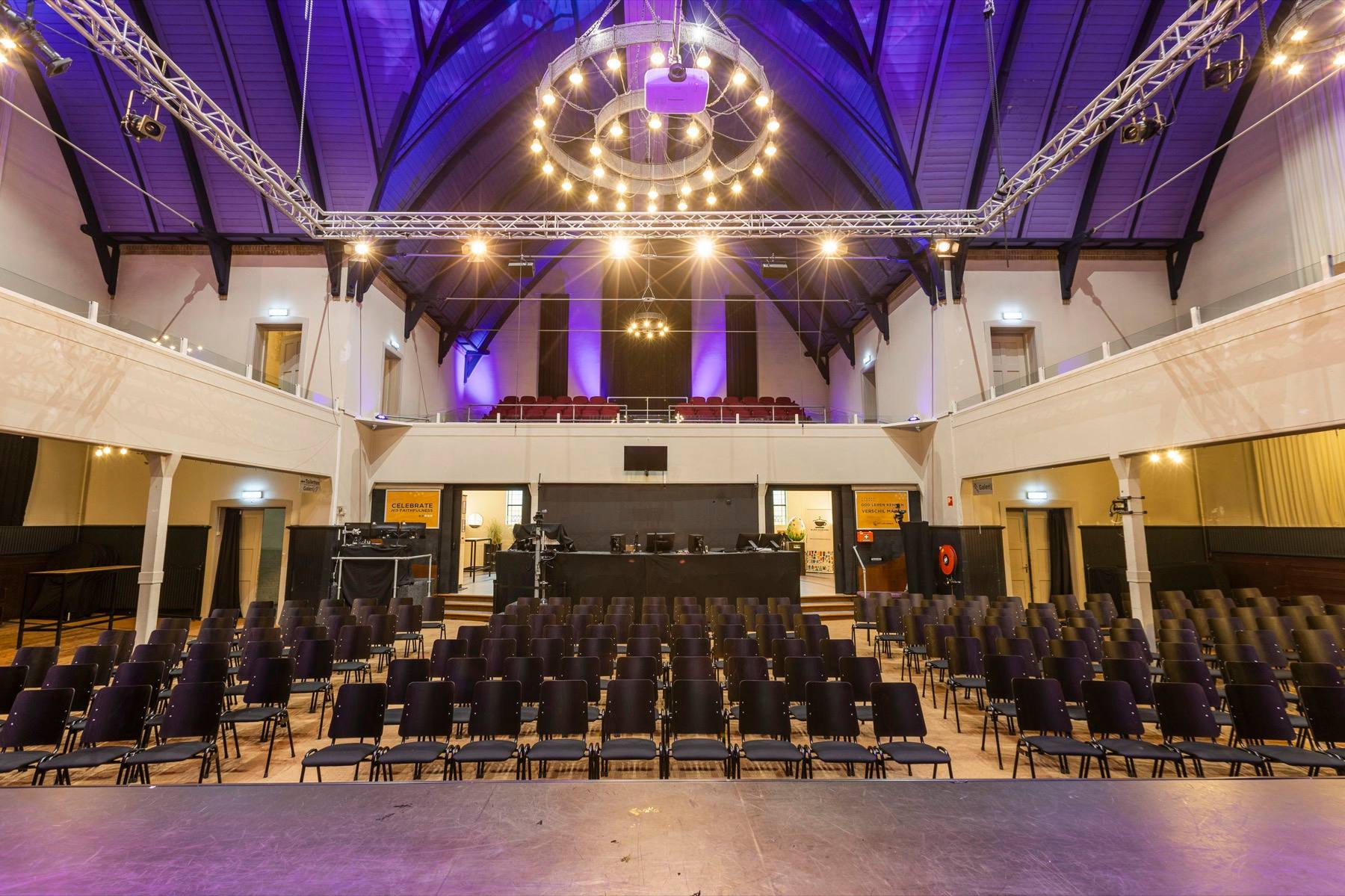 De kerkzaal van de Zuiderkerk, met de banken naar voren gericht.
