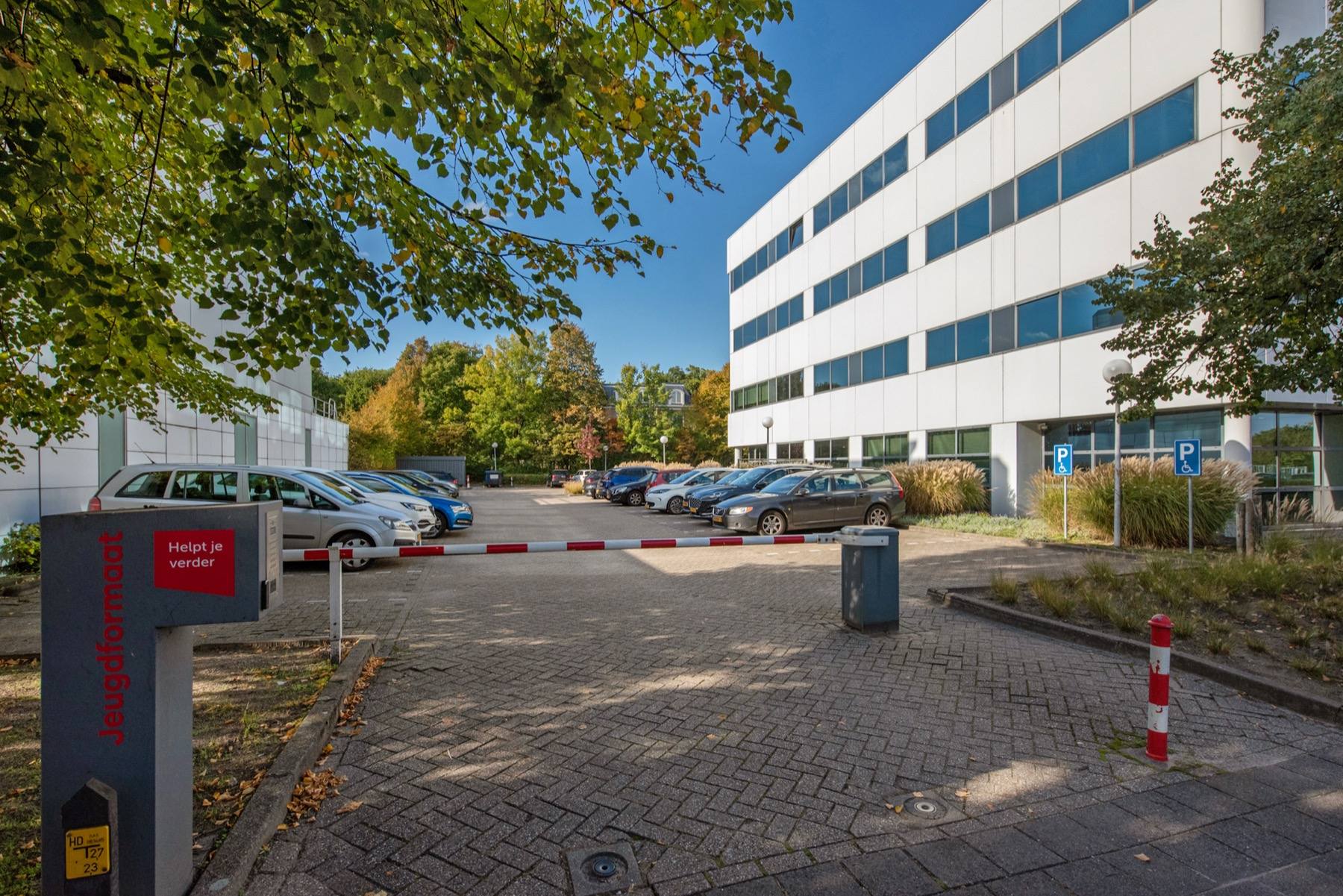 De aanloop naar het gebouw vanaf het parkeerterrein.
