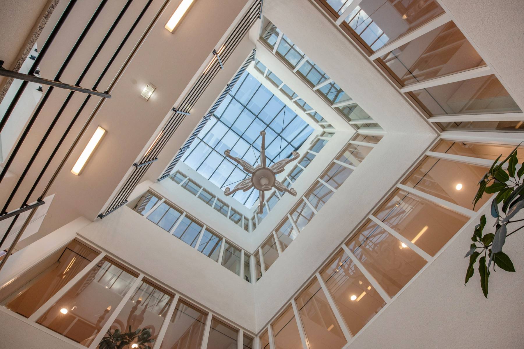 Het atrium van het gebouw, omhoog gezien door het glazen dak.